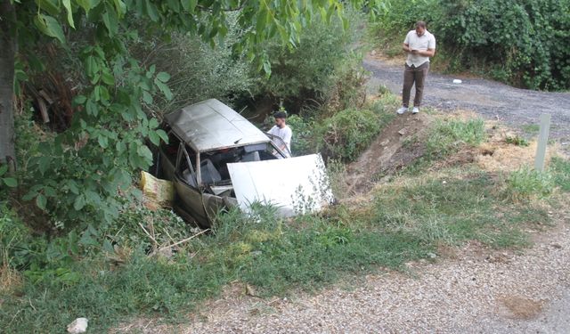 Kanala devrilen otomobilde 3 kişi yaralandı