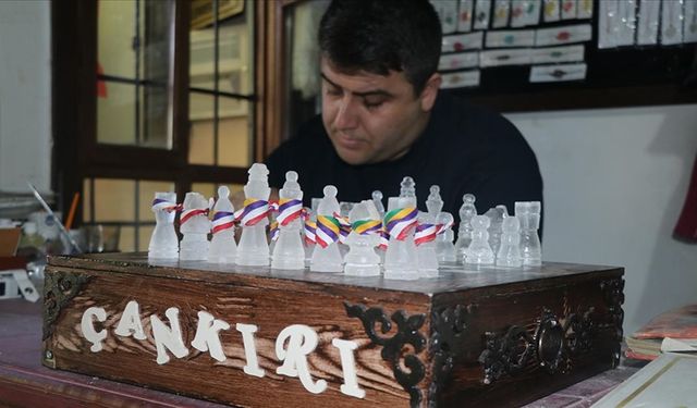 Zanaatkar sanatçı Akduman tuzdan satranç takımı yaptı
