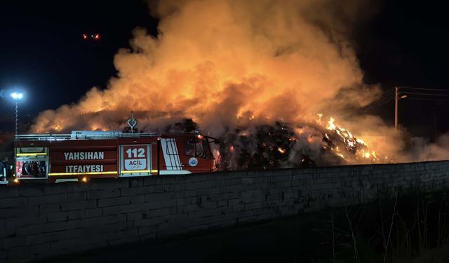 Saman balyalarında çıkan yangına müdahale ediliyor