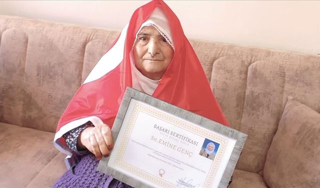 88 yaşında okuma yazma öğrendi! Başarı Belgesi aldı...