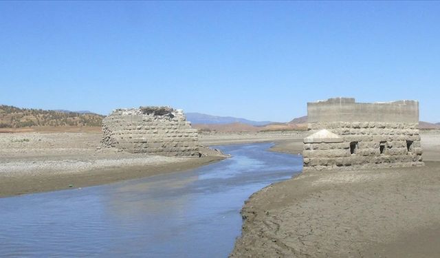 Barajın su seviyesi düştü! Tarihi köprünün ayakları ortaya çıktı