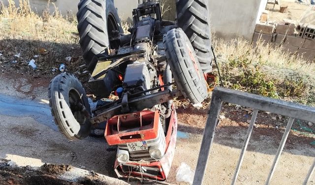 Devrilen traktörün sürücüsü öldü