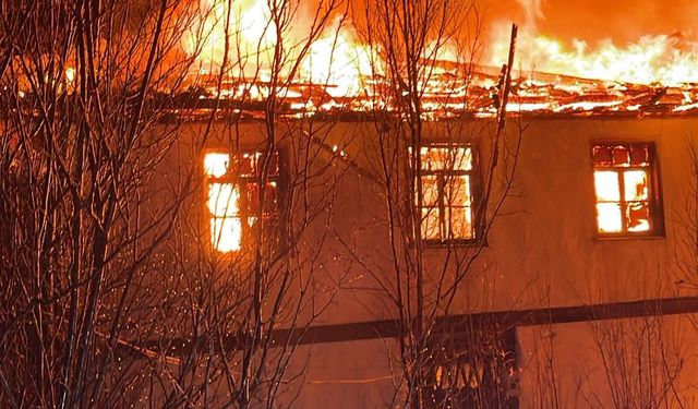 Çıkan yangında 2 ev kullanılamaz hale geldi