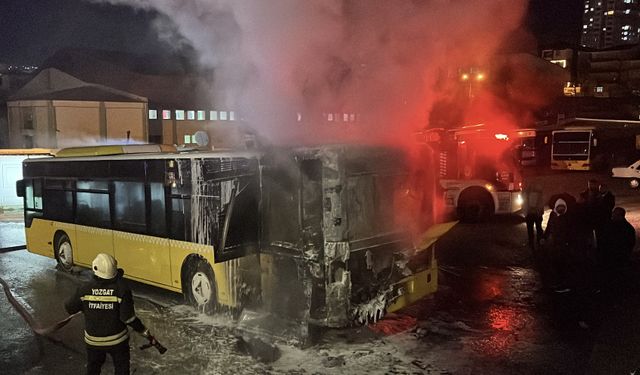 Park halindeki halk otobüsünde çıkan yangın söndürüldü