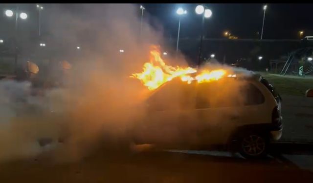 Park halindeki otomobilde çıkan yangın söndürüldü
