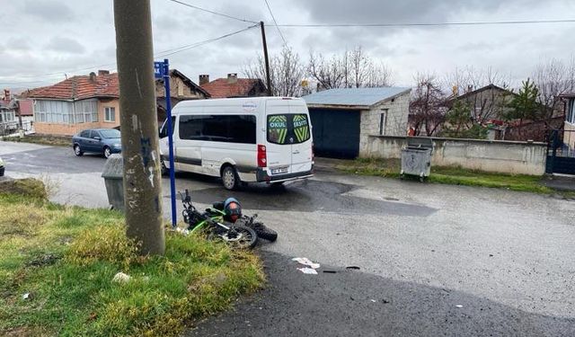 Minibüs ile çarpışan motosikletin sürücüsü yaralandı