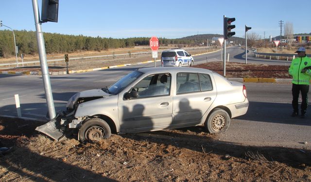 Trafik ışığı direğine çarpan otomobildeki 2 kişi yaralandı
