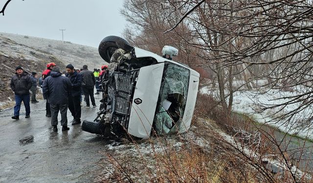 Öğrenci servisi devrildi, 15 yaralı