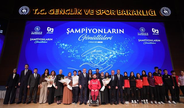 Bakan Bak, şampiyon sporcuların anneleriyle buluştu