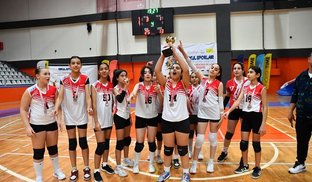 Cumhuriyetspor Midi kızlarda il ikincisi oldu