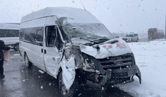 İşçileri taşıyan minibüs tırla çarpıştı… Olay yerine ekipler sevk edildi!
