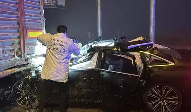 Katliam gibi kaza! Otomobil TIR'a arkadan çarptı: 4 kişi öldü