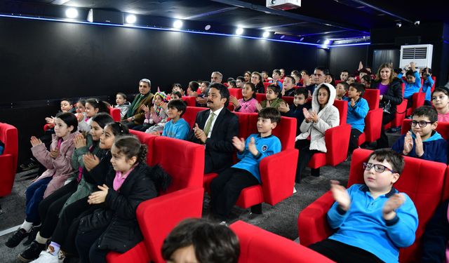 Kırşehir’de gezen sinema tırı çocuklarla buluştu
