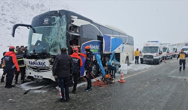 Otobüs tıra çarptı, ekipler seferber oldu