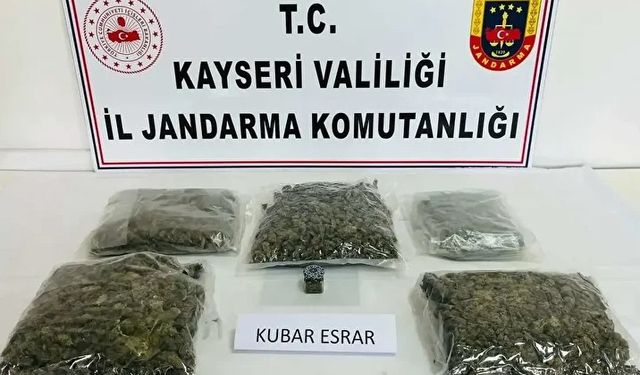 Sehpaya gizlenmiş uyuşturucu yakalandı, 1 zanlı gözaltında