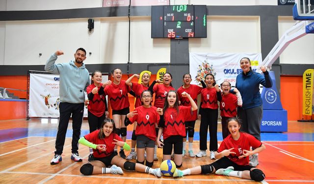 KÜÇÜK KIZLAR VOLEYBOLUNDA ÇEYREK FİNAL MAÇLARI OYNANDI