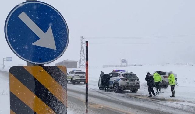 1 çocuk 2 yaralı: Refüje çarpan araçta 3 kişi hastaneye kaldırıldı