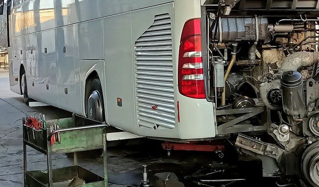 Bakımını Yaptığı Otobüs Üzerine Düştü: 31 Yaşındaki Tamirci Hayatını Kaybetti