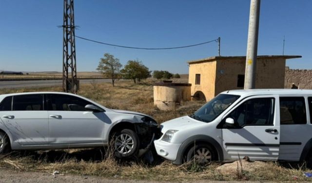 Hafif Ticari Araç ile Otomobil Çarpıştı