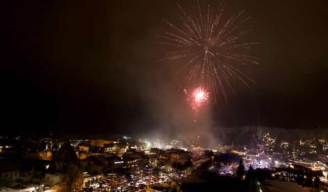 Yerli ve yabancı turistler 2026'yı Kapadokya'da coşkuyla karşıladı