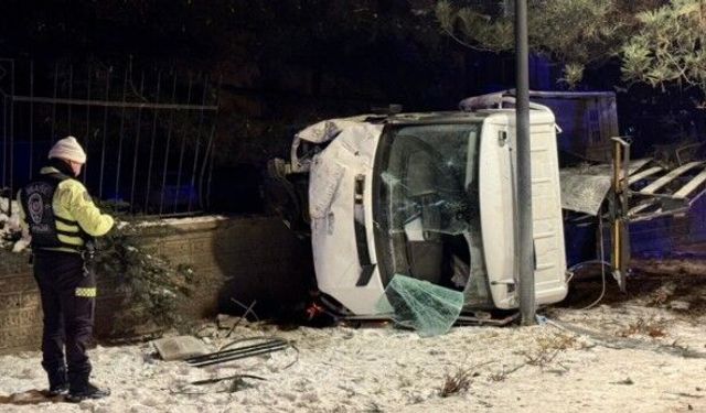 Kamyonet Çarpışma Sonrası Devrildi, 4 Yaralı