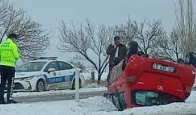 Kaygan yolda çarpışan otomobiller kazaya neden oldu… 2 kişi yaralandı