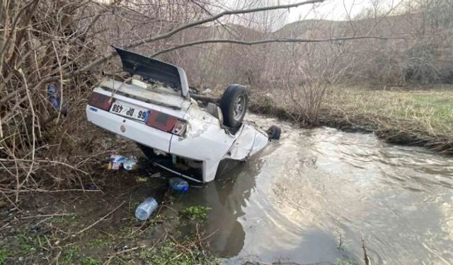 Kontrolden Çıkan Araç Dereye Uçtu, Genç Sürücü Hastaneye Kaldırıldı
