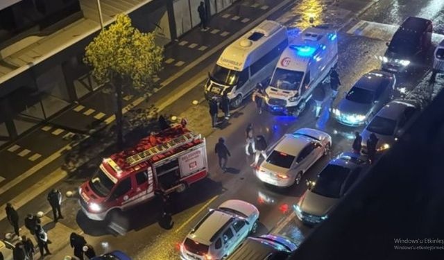 SON DAKİKA: Ambulans ve Otomobiller Çarpıştı 7 Yaralı