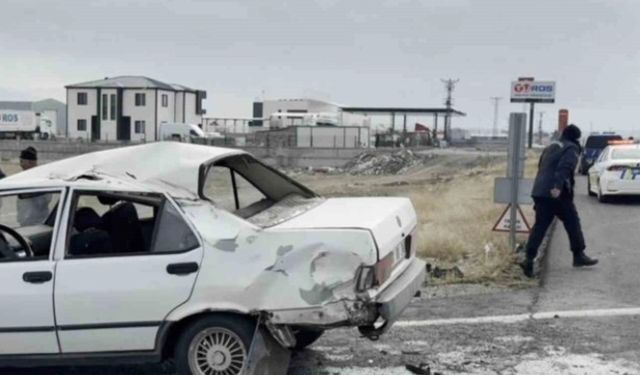 Tır ile Otomobil Çarpıştı, 2 Bebek Dahil 5 Kişi Hastaneye Kaldırıldı