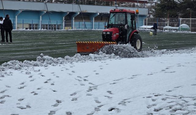 FUTBOL SAHASINDA HUMMALI TEMİZLİK