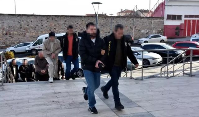 Yaşlı Kadını Gayrimenkullerini Sattırarak Dolandırdılar