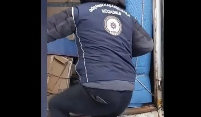 Kamyonette Eşyaların Arasında 6 Düzensiz Göçmen Yakalandı