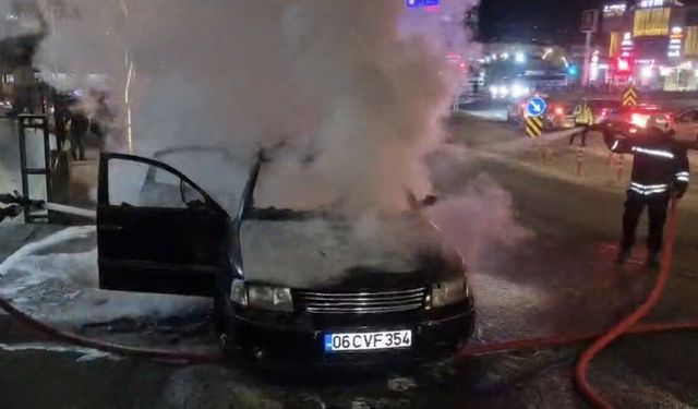 Stadyum yakınında otomobil alevlere teslim oldu