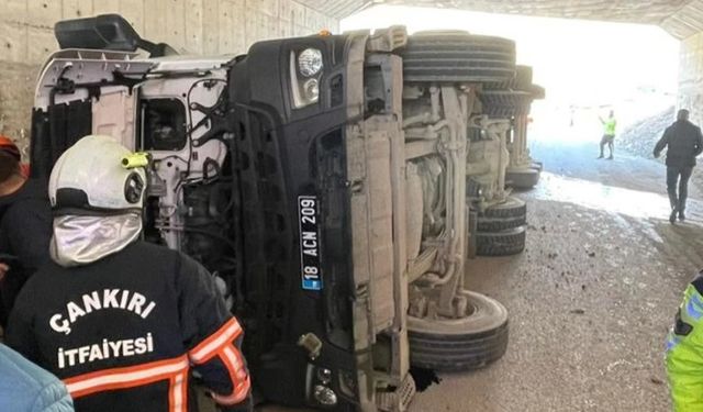 Yerel yönetimlere ait tır kazasında 4 kişi yaralandı