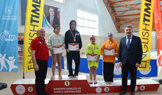 Yüzmede dereceye girenler, ödüllendirildi