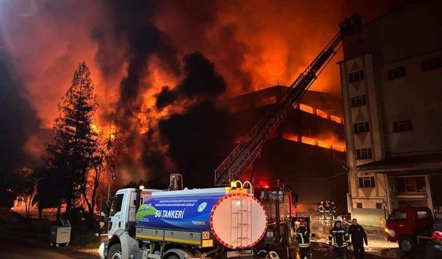 Fabrika Yangını! 30 Araç, 60 Personel Seferber Oldu