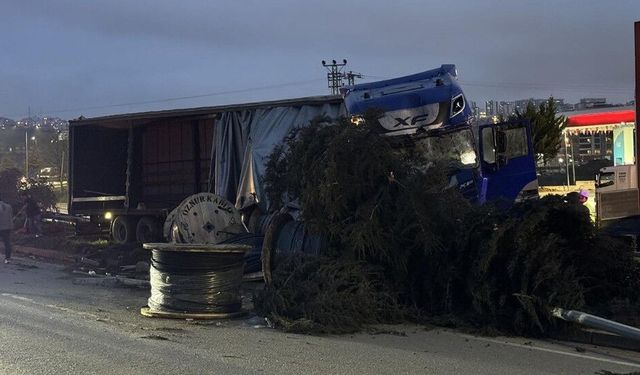 Freni Boşalan Tır 4 Araca Çarptı 6 Kişiyi Yaraladı