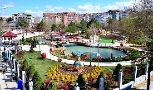 Kırşehir'de parklar çocuk sesleriyle yankılandı