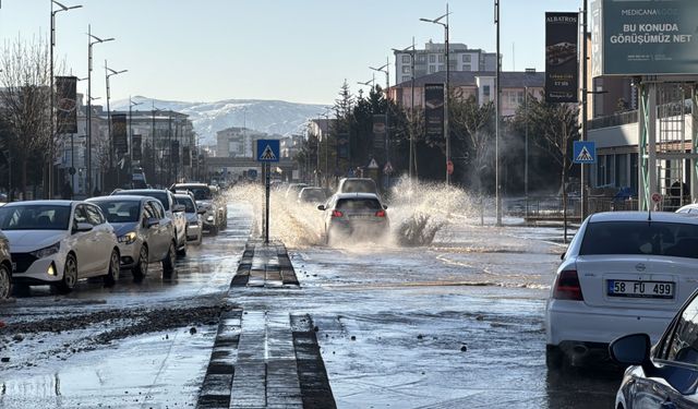 Patlayan ana su borusu trafiği aksattı