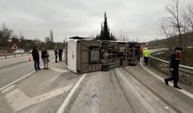 Servis Midibüsü Devrildi: 1 Ölü, 20 Yaralı