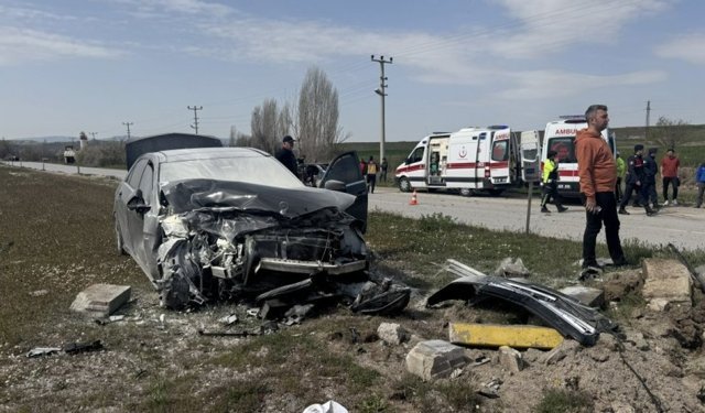 Kavşakta çarpışan otomobillerde can pazarı