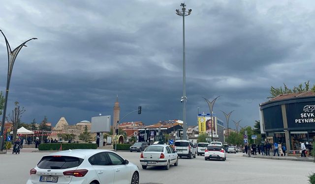 Kırşehir'in üzerinde karabulutlar dolaşıyor