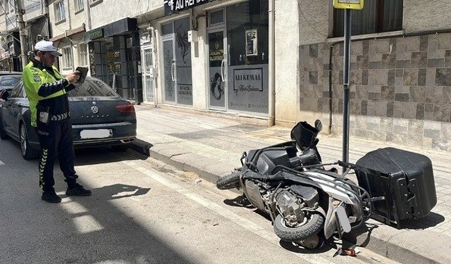 77 Yaşındaki Sürücü ile Genç Motosikletçi Çarpıştı