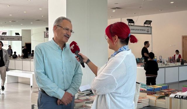 Kırşehir Kitap Fuarı’nda Saygı Öztürk Rüzgârı: “Gerçeğin Peşinde Koşmak Asli Görevimizdir”