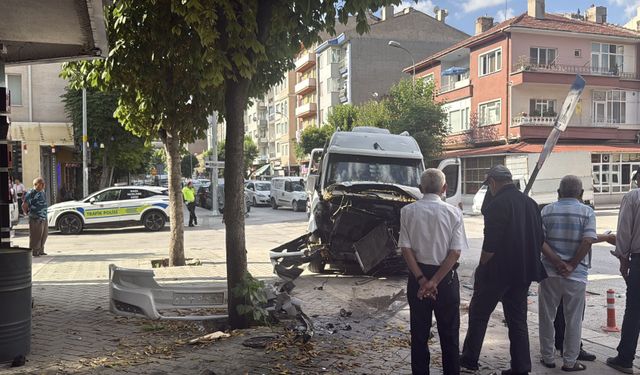 Ticari araçla çarpışan servis can pazarı yaşattı: 9 yaralı