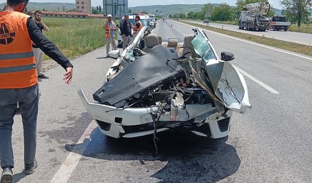 Kontrolden Çıkan Araçlar Çarpıştı: 2 Kişi Yaralandı