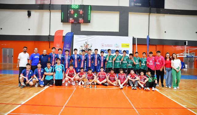 Futsal’da dereceye giren takımlar ödüllerini aldı