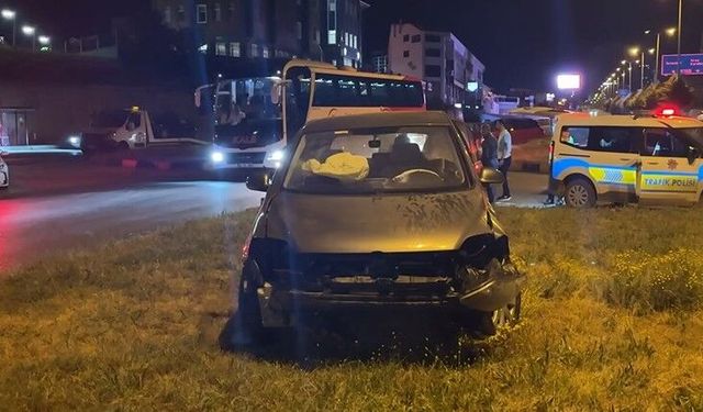 İki Otomobil Çarpıştı: 4 Yaralı