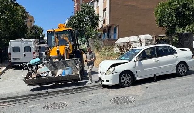 İş Makinesi Otomobili Ezdi: 2 Yaralı!