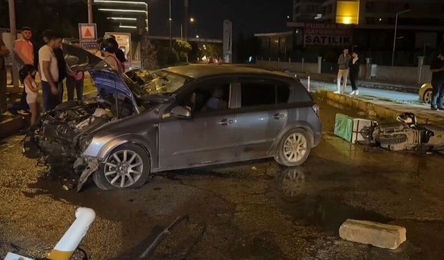 Direğe çarpan otomobilde can pazarı!